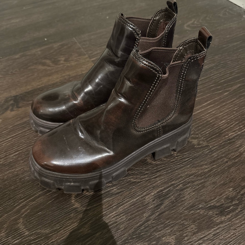 Women’s Lug Chelsea Boots